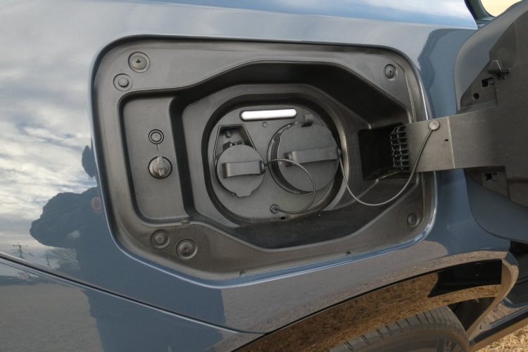 RSはPHEV（プラグインハイブリッド）。ボディ左側サイドに給油口があり、右側サイドには普通充電と急速充電の充電ポートが装備される。今回は満充電後、約60KMをEVのみで走行できた