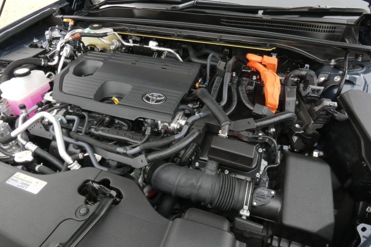 PHEVはトヨタのしつけの良さにより、実にスムーズで心地いい走行フィールを実現していた。システム最高出力：306PS（225kW）だが荒々しいフィールのないパワーユニットだ