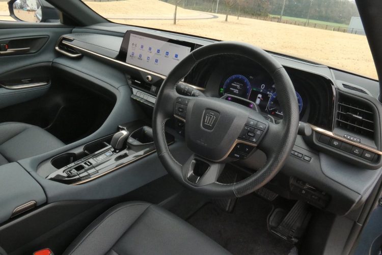 クラウンシリーズは基本レイアウトなどは共通。ただ細部を変更することによってモデルならではの個性を演出。色使いなど落ち着いた演出のエステートは高級感と独特に居心地の良さを感じた