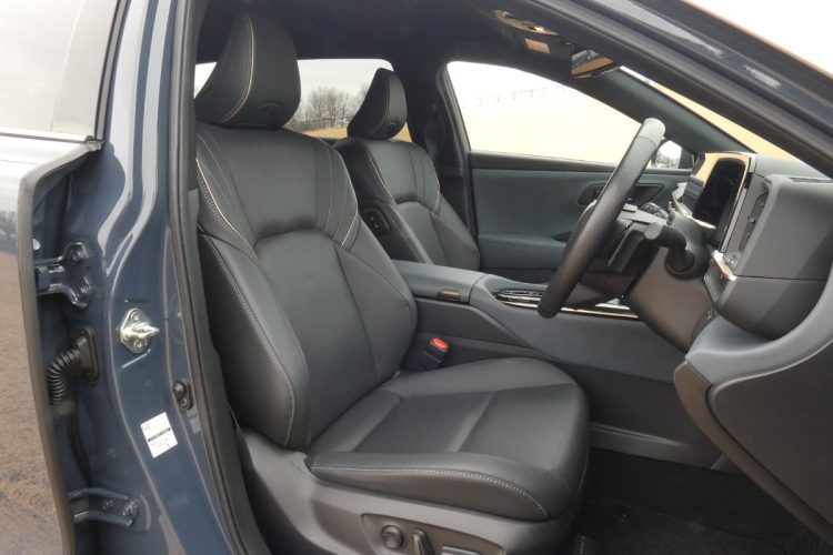 冬場、シートヒーターによって長時間座っていると負担のかかりやすい背中や腰、寒い日に冷えやすい脚部に快適なぬくもりを伝える