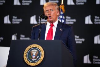 《急騰してきた金が歴史的暴落》きっかけはFRB議長指名のサプライズ、「ドル離れ」の懸念後退で過剰流入した資金が巻き戻し　金が「安全資産」の枠を越え「投機対象」としての値動きに