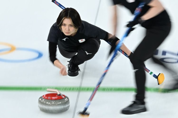 ストーンを投じる吉村紗也香（写真・時事通信フォト）