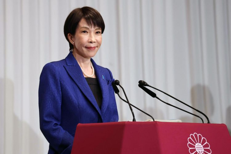 自民党の公約であった「食料品消費税0％」の早期実施に意欲（高市早苗・首相。時事通信フォト）