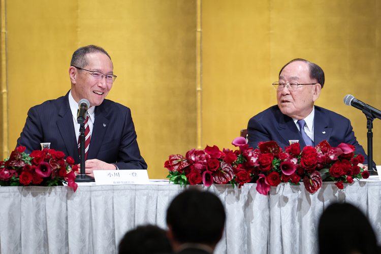 御手洗冨士夫氏（右）の後を継ぐのは“国際派”の小川一登氏（＝左。時事通信フォト）