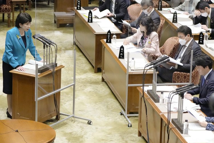 高市早苗・首相とメディアとの戦いは長い（2023年、総務省の内部文書について答弁する高市氏。時事通信フォト）