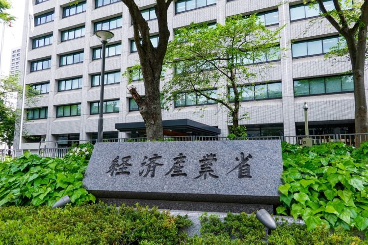 経産省が公表した最新推計は今後の外国人受け入れ政策にも大きな影響を与えかねない