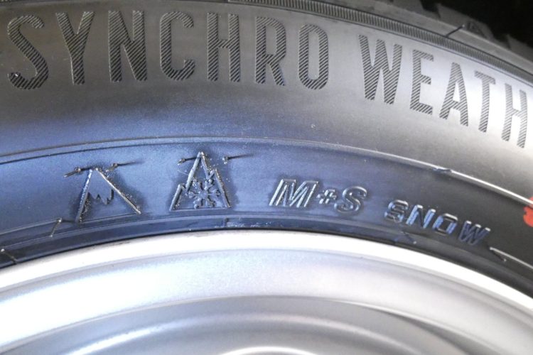 左から氷上性能を認めた「アイスグリップシンボル」、冬タイヤの証明「スリーピーク・マウンテン・スノーフレークマーク」、そして「M+S」マークが当てられたオールシーズンタイヤ