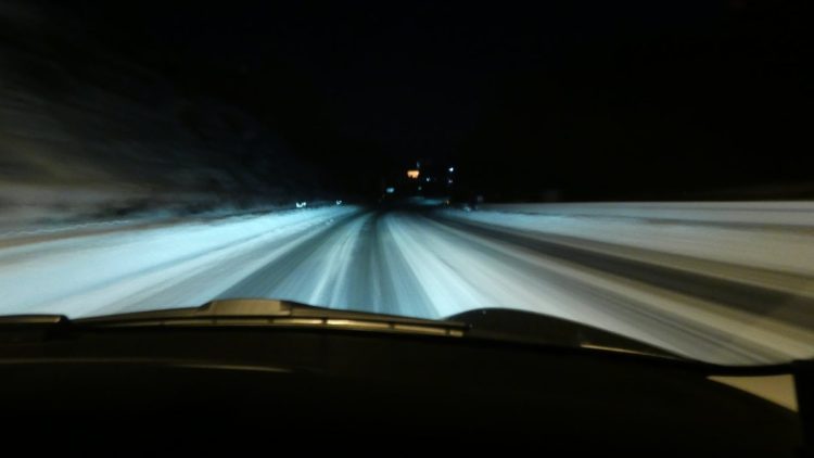 情報どおり路面にうっすらと圧雪状態。降雪による時速50km/hの速度規制に合わせて走行していても不安感なし