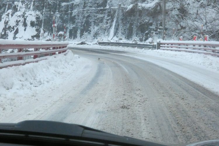 一般道（国道17号線）に降りて新三国トンネル越え。その手前の群馬県側は凍結路と圧雪路が入り交じっていたが、不安感なくクリア