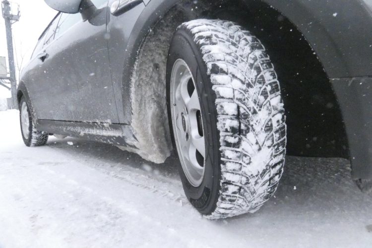 気温は低く、凍結路の上に雪がしっかりと乗った路面。時速40km/h前後の走行では安定していて車体が大きく乱れるようなことはない