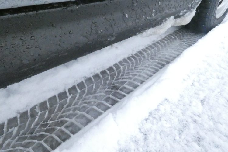 峠越えを終え、標高が下がってくると新潟などで見られる湿った雪の路面に変化。しっかりと雪面をグリップして確実なステアリング操作や加減速ができる