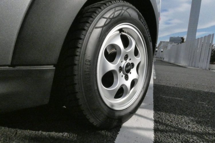 夏の強い日差しと猛暑の中でも、ステアリング操作に対してよれた感じもなく、しっかりとした手応えを感じさながらドライブできた