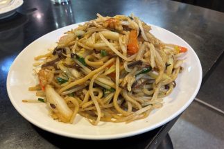 野菜たっぷりのチャーメンはつまみとしても超優秀