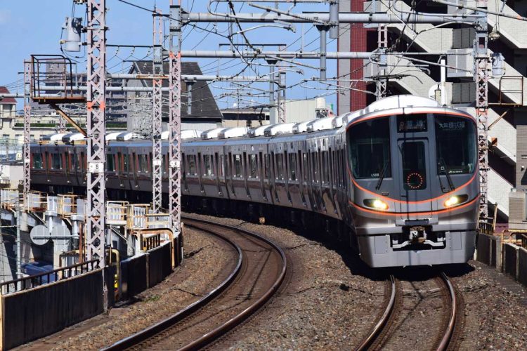 大阪環状線を走る電車。JR西日本グループは、デジタル技術を活用した気象災害への対応や保線作業の省力化に取り組んでいる