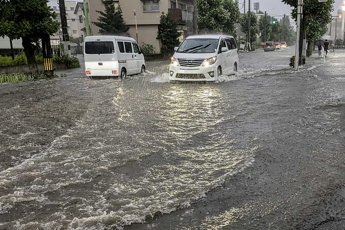 大雨で冠水した道路。大雨は、鉄道にも大きな影響を与える
