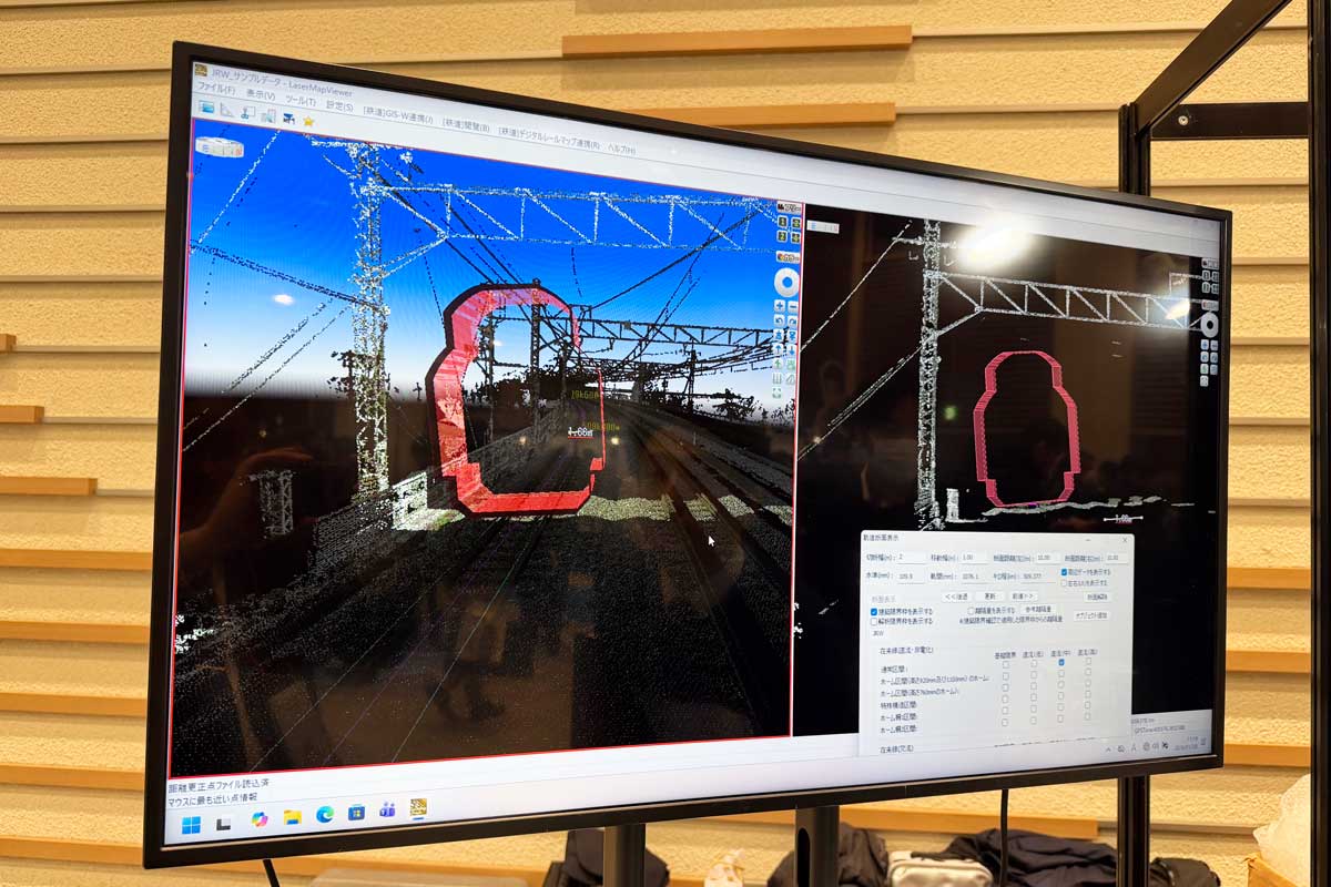 「RaiLis」の画面。線路の周囲が3次元データになっている。赤い部分は、レールの位置から算出した建築限界で、他の設備・施設との離隔を測定できる。アジア航測のブースにて筆者撮影