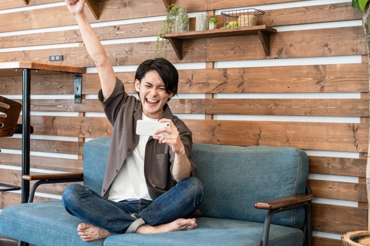 手元でスポーツの試合を楽しめる時代（イメージ）