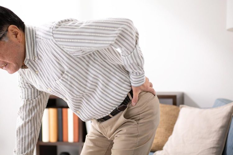 長期にわたる慢性疼痛には、心理的・社会的な因子が関係しているとされる（イメージ）