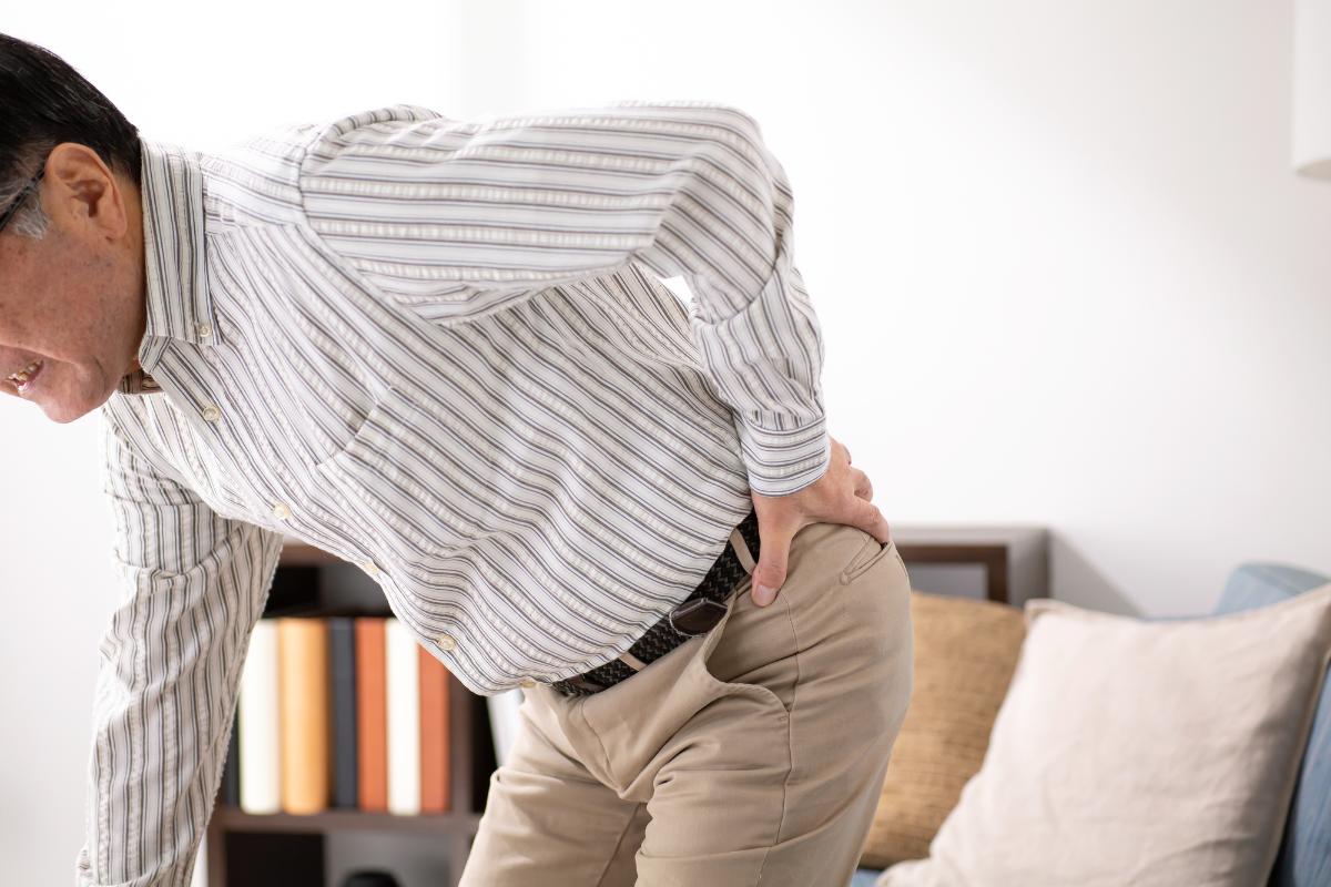 長期にわたる慢性疼痛には、心理的・社会的な因子が関係しているとされる（イメージ）