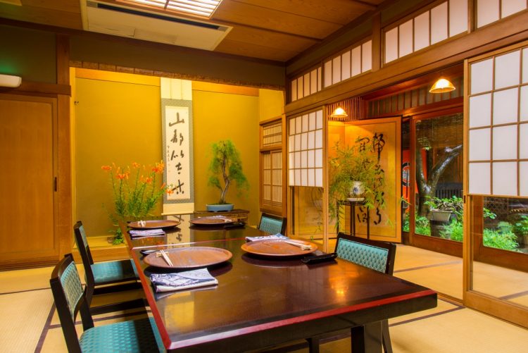 お座敷宴席ではどんな靴下のデザインがよいか（写真：イメージマート）