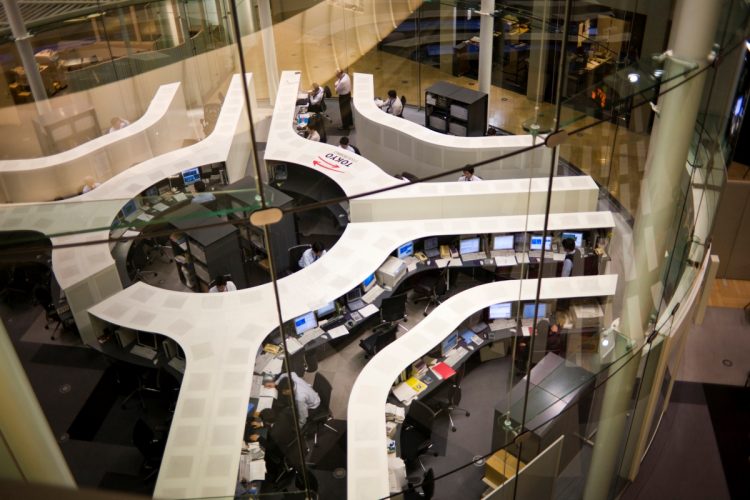 乱高下する相場でも配当株投資にはメリットがあるという（写真：イメージマート）