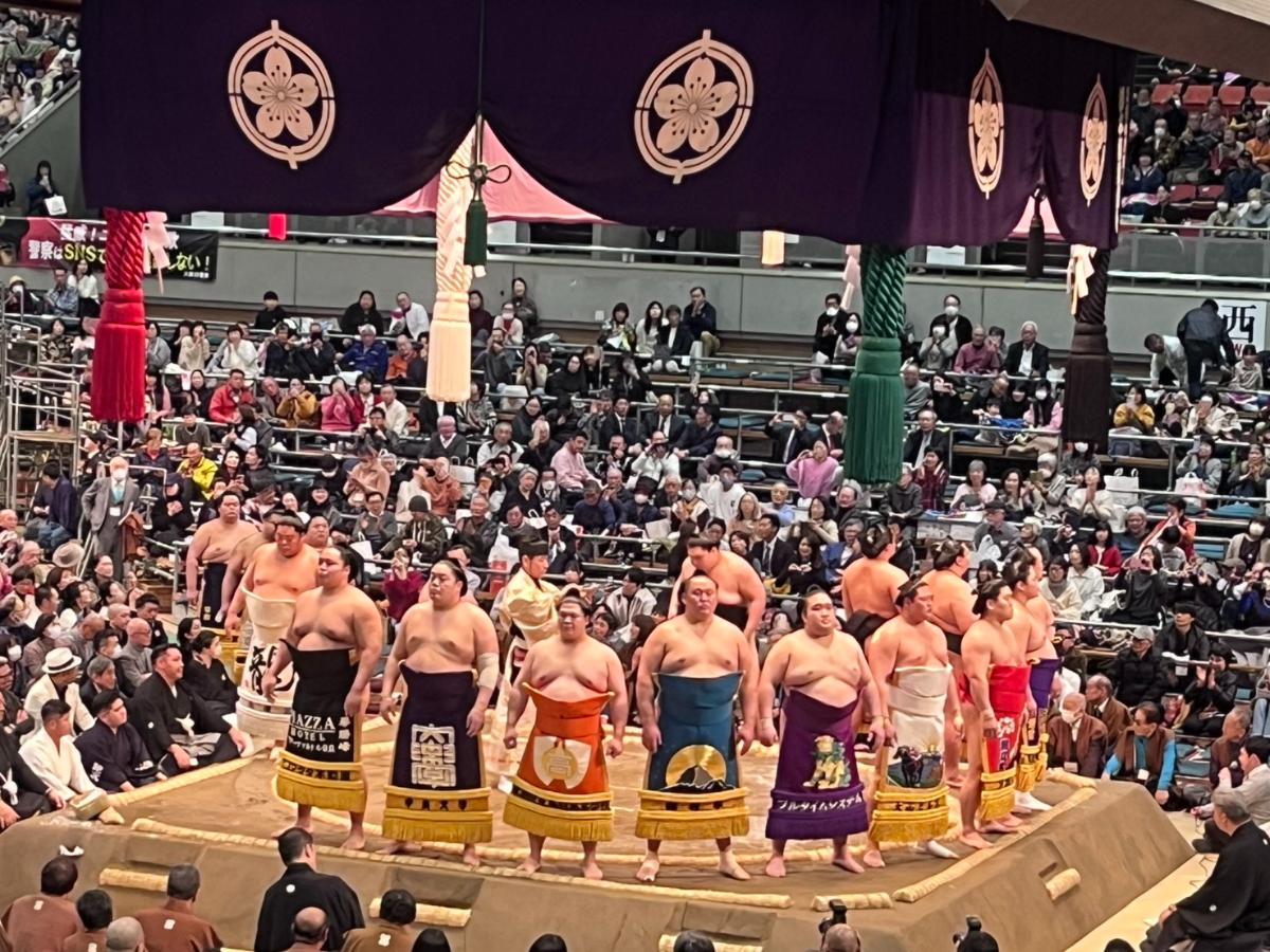 力士たちに大きな声援が送られる