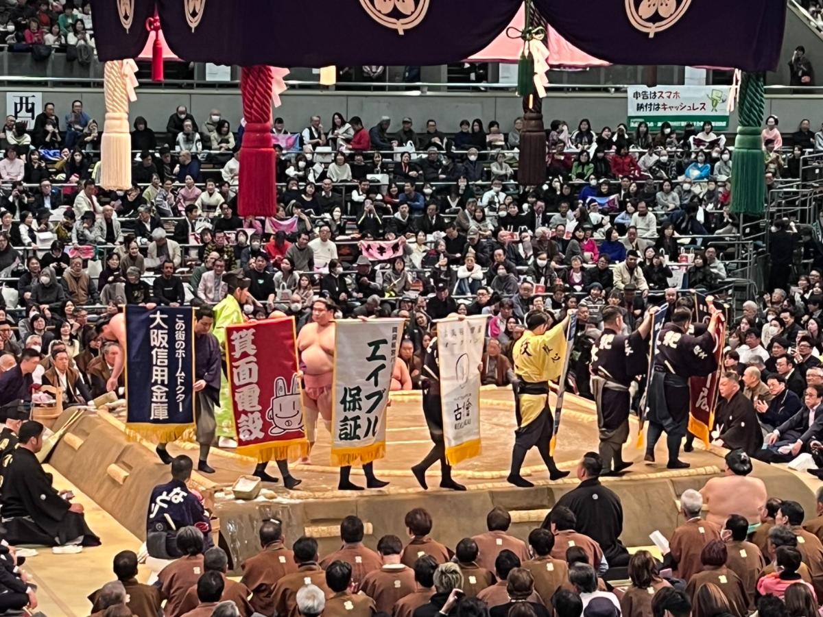 宇良の取組には地元企業の懸賞の数々が