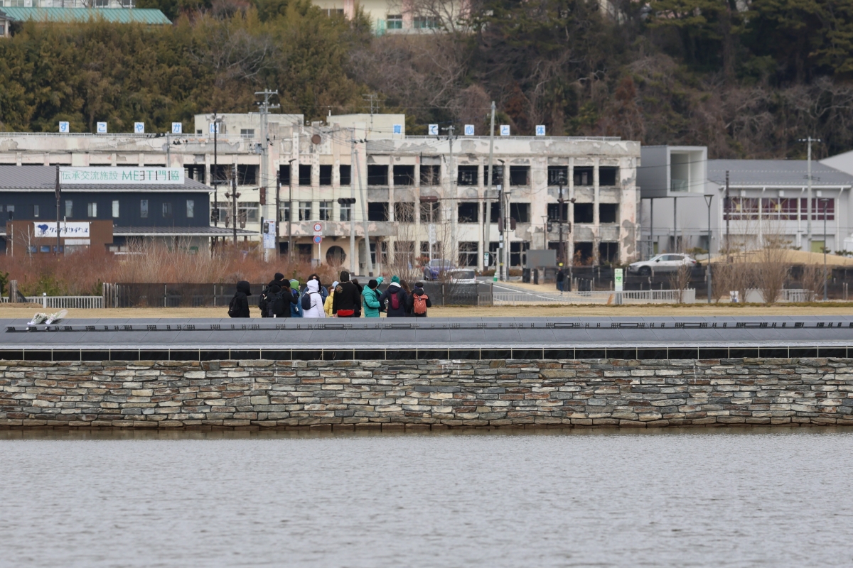 あらためて問われる復興政策のあり方（石巻南浜津波復興祈念公園と震災遺構の門脇小学校。時事通信フォト）