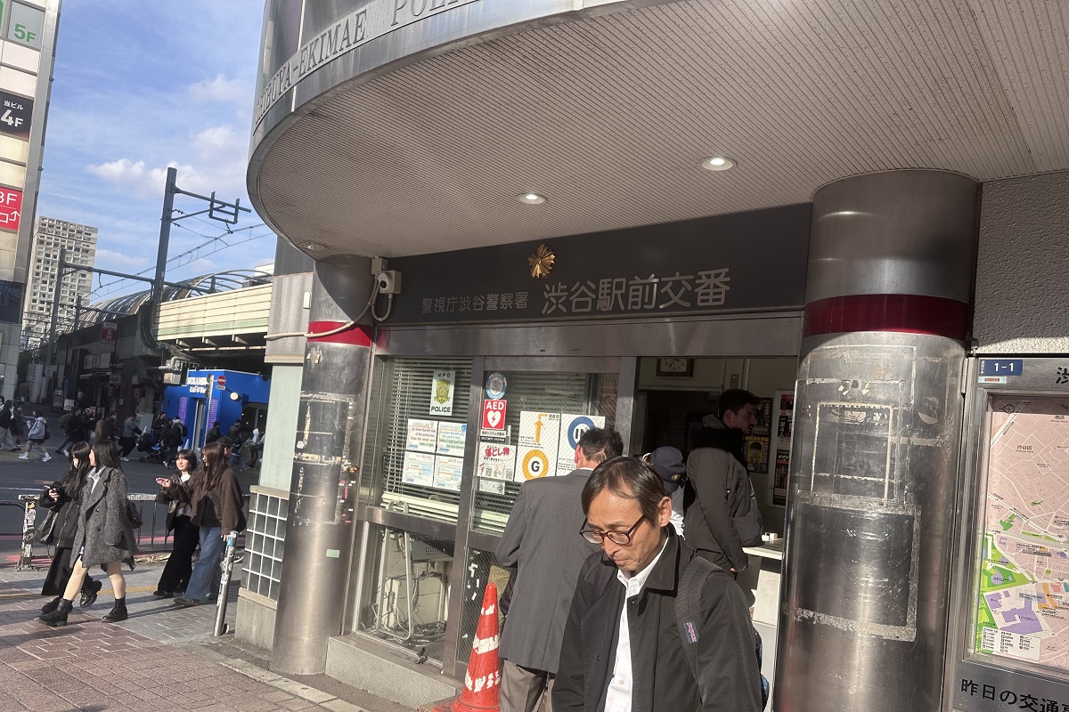 渋谷の交番前で社員を待つ筆者