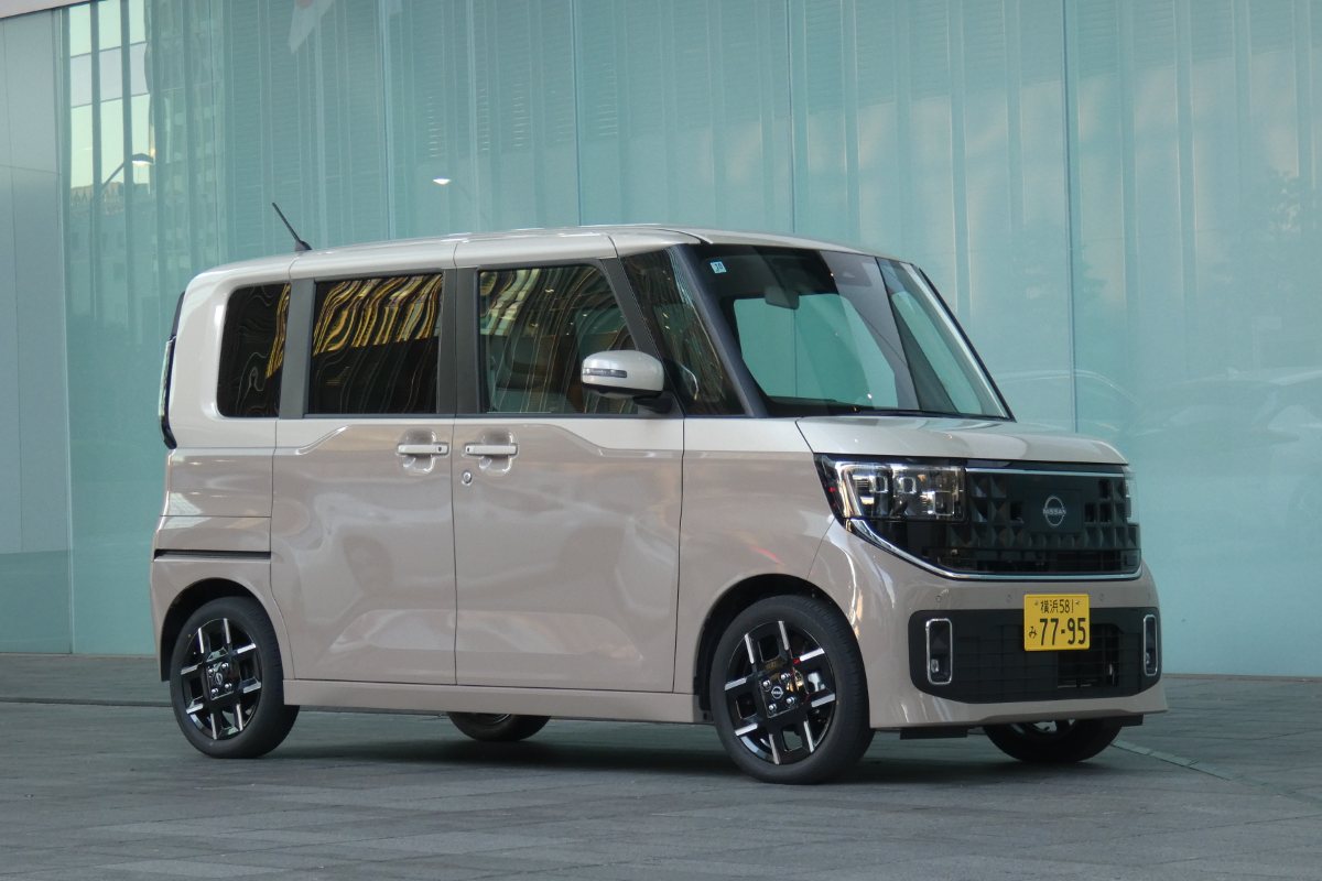 兄弟車の三菱「デリカミニ」がアウトドアテイストを感じさせるデザインに対して「ルークス」はクリーンで都会的な風味が効いたデザイン。そして「かどまる四角」というデザインのコンセプトが伝わるエクステリアが特徴