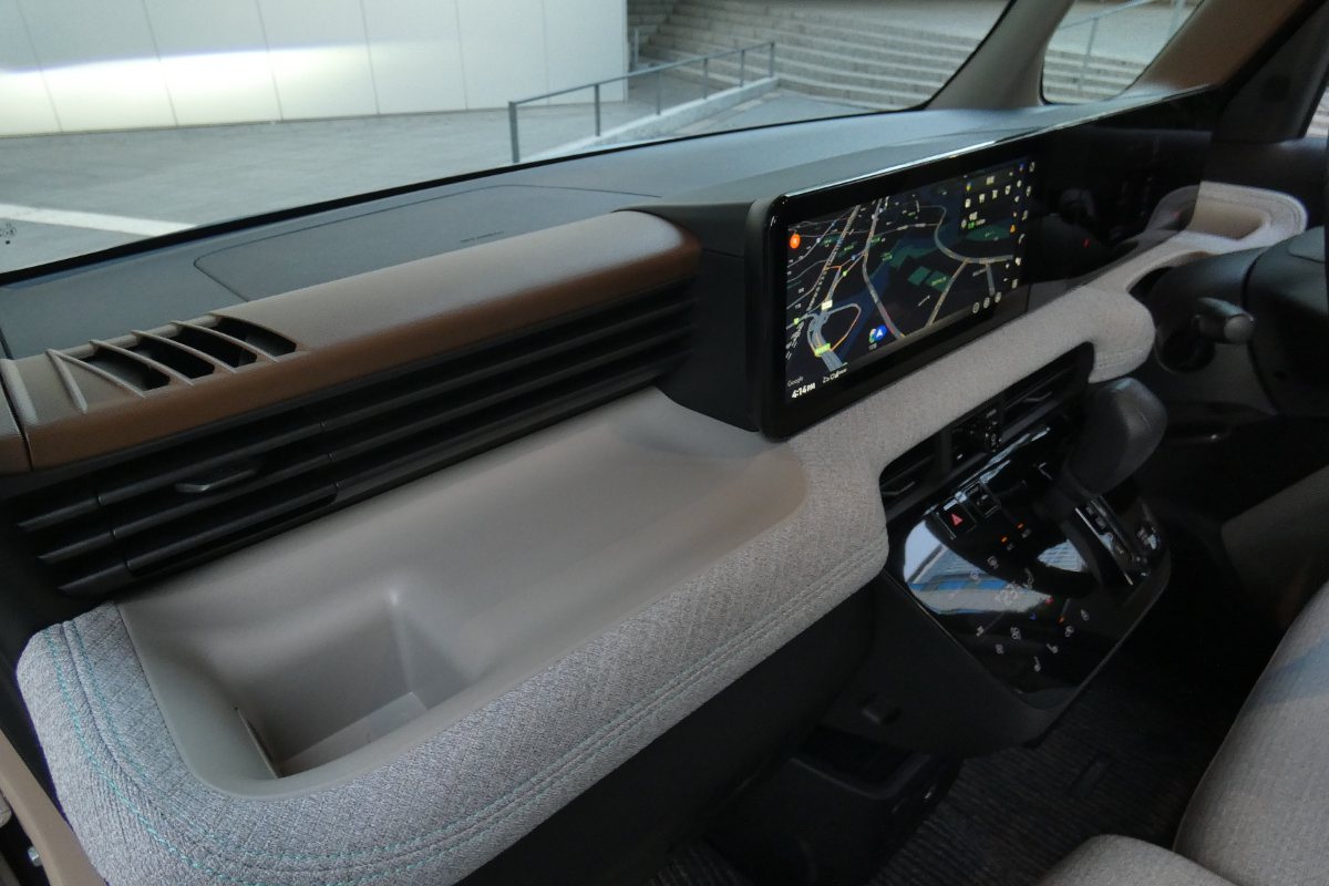 角型の紙パックも入るカップホルダー、ティッシュボックスを丸ごと隠せる引き出し、スマートフォンや財布などを置くことができるインストセンタースライドボックスなど、収納にこだわった仕上げ