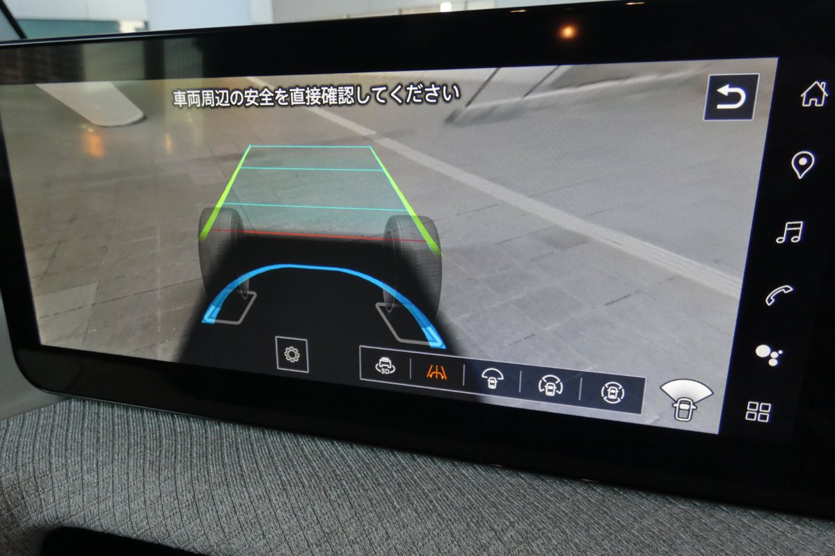 本来は見えない車体下の映像を生成する軽自動車初となる「インビジブルフードビュー」。路面状況などを確認可能