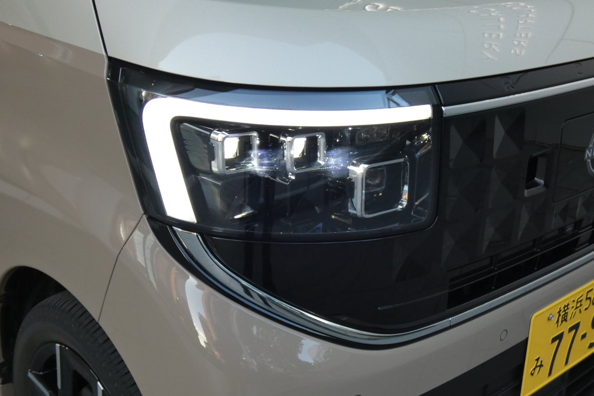 フロントマスクの表情を引き締める「アダプティブLEDヘッドライトシステム」。ここにもまた「かどまる四角」のデザインが見え、共通のデザイン性を持っている