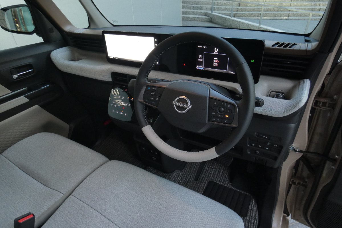 軽自動車初となる12.3インチの大型統合インターフェイスディスプレイを備えた水平基調のインストルメントパネル。写真は「ルークス ハイウェイスターGターボ プロパイロットエディション」