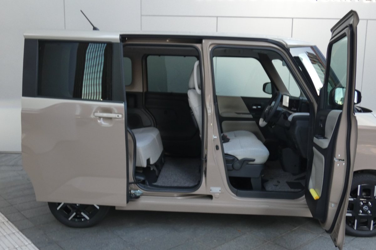 フロントドアはほぼ垂直まで開き、リアのスライドドアの開口部も軽自動車としてはトップクラスの開口部を実現