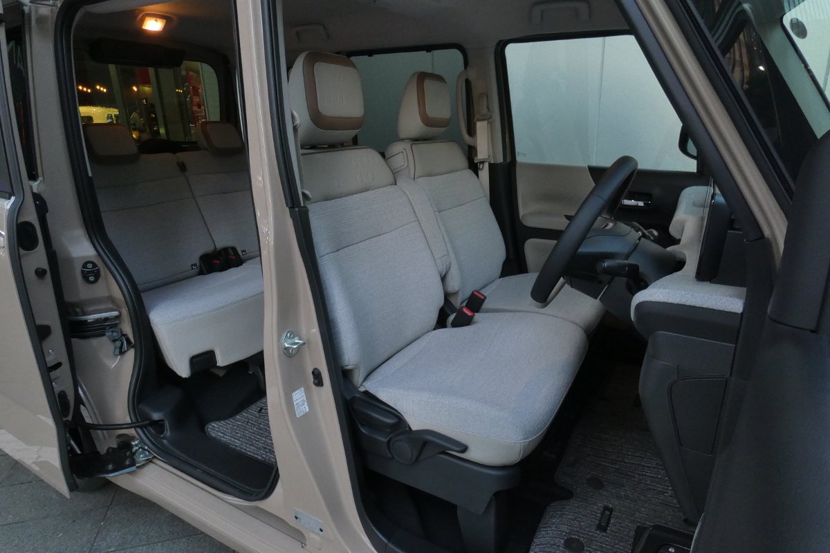 柔らかい肌触りと伸縮性のいいシートトリム。しっかりと体を包み込むホールド感は座り心地も良く疲労感も少ない