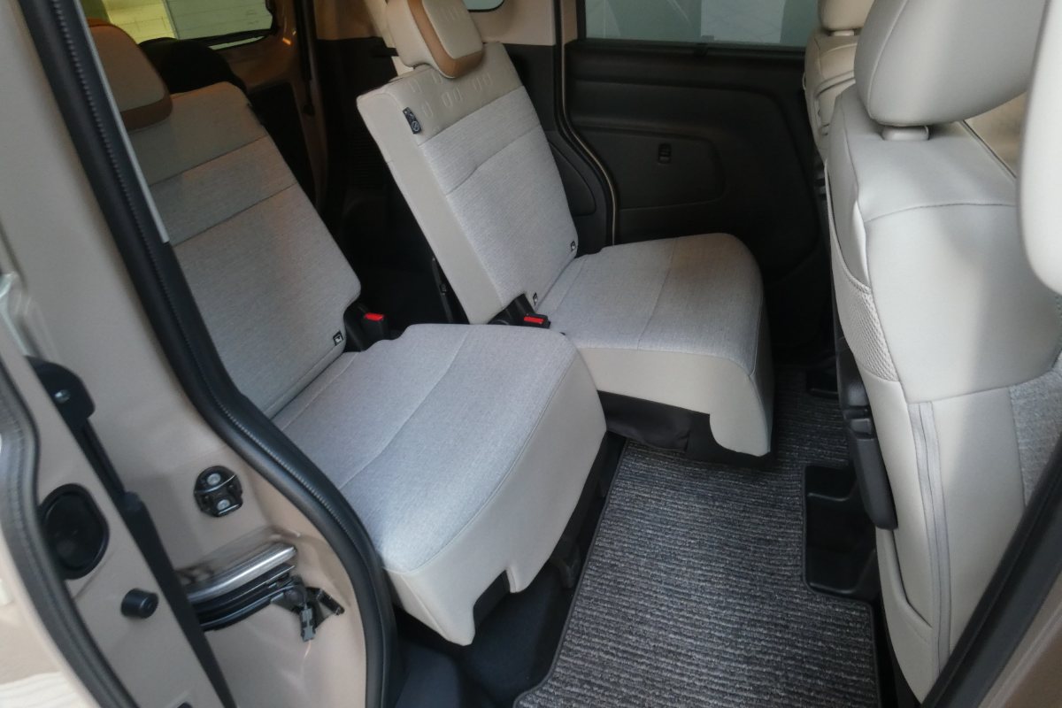 最大320mmというクラストップのスライド量を持つリアシート。運転席に座ったままでもニークリアランスに大きなゆとりを実現できる