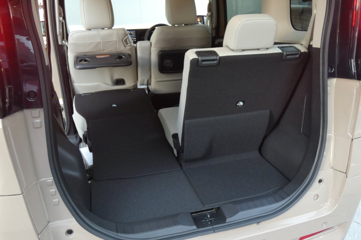 リアシートのシートバックを前方に倒せばほぼフラットな床面の荷室が出現。積み下ろしも楽にこなせる