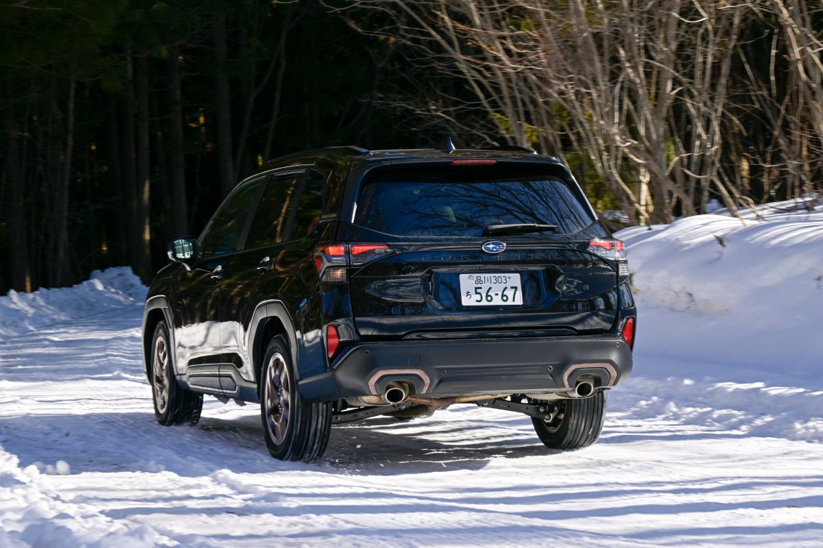 圧雪路と凍結路が入れ替わりながら連続するコースを軽やかに駆け抜ける「スポーツEX」。ボディのしっかり感もあり、雪道でのコントロール性の高さが際立つ