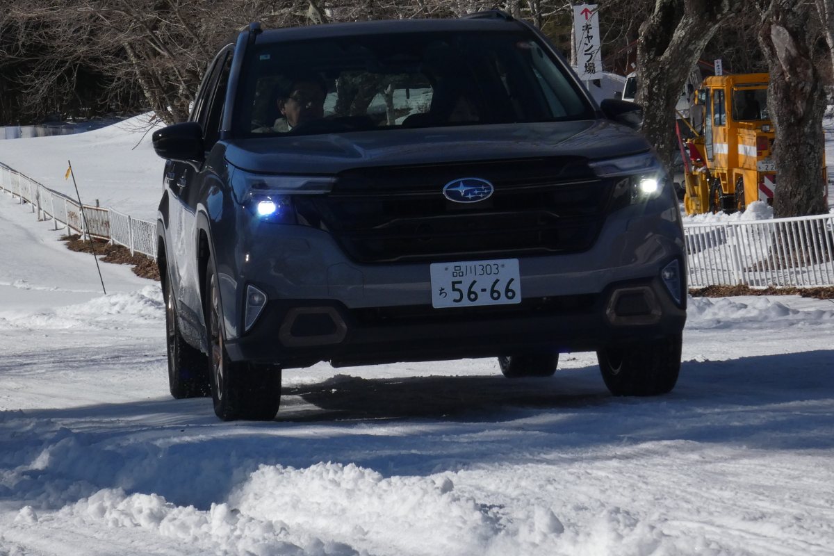 最低地上高は220mmとかなりたっぷりと確保。「フォレスター」の走破性の良さで深めの轍もクリアできる