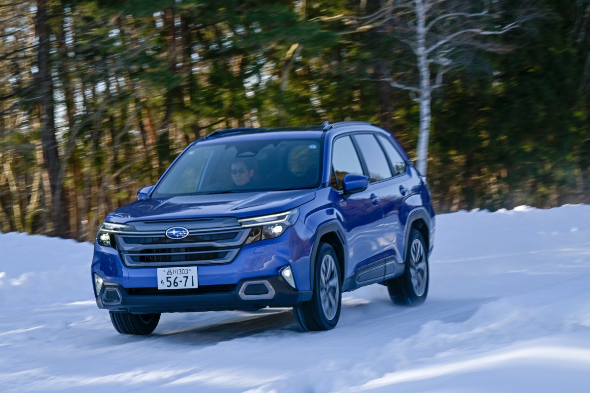 WLTCモード燃費18.4km/lのストロングハイブリッドモデル「Premium S:HEV EX」に乗り換え、圧雪路を力強くスムーズに走り抜ける