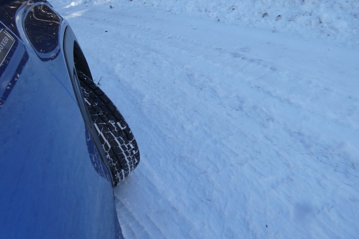 発進からスムーズに加速し、常に安定して路面のつかむ感じのストロングハイブリッドの「Premium S:HEV EX」。雪道ではモーターの特性を生かした走りが安定感を実現