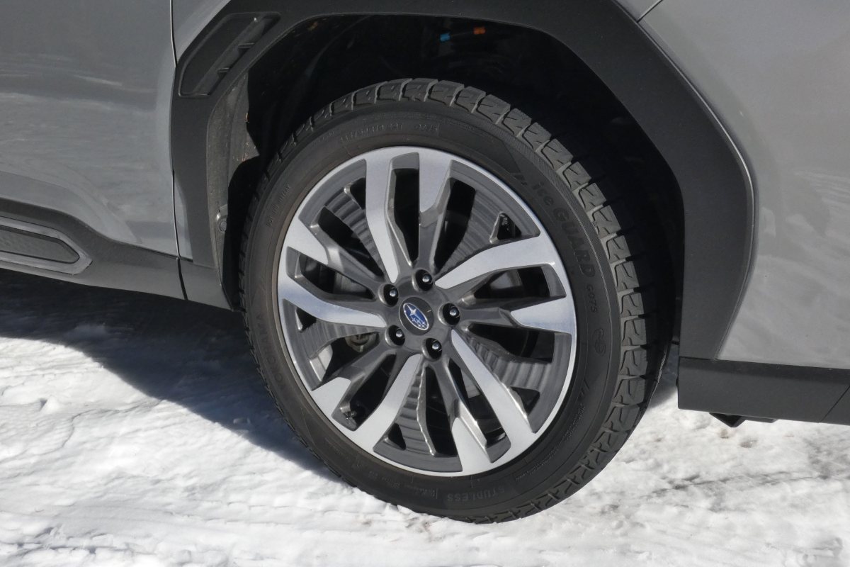 「Premium S:HEV EXプレミアム」には19インチのスタッドレスタイヤが装着