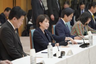 高市首相の掲げる「2年間食料品の消費税率ゼロ」に潜む“国家の罠”　時限措置終了後「給付付き税額控除」導入で“増税しやすくなる”カラクリ