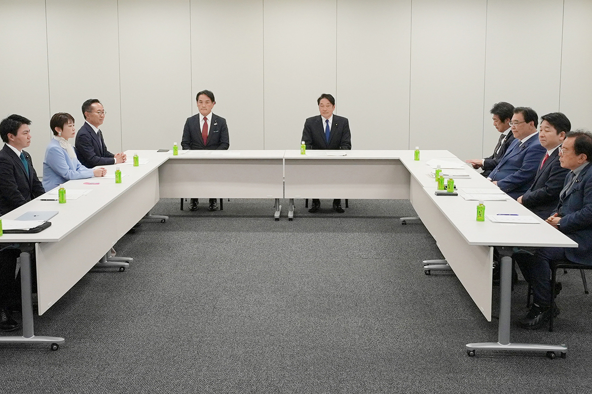 党派の垣根を越えて議論が本格化（「社会保障国民会議」の実務者会議／時事通信フォト）