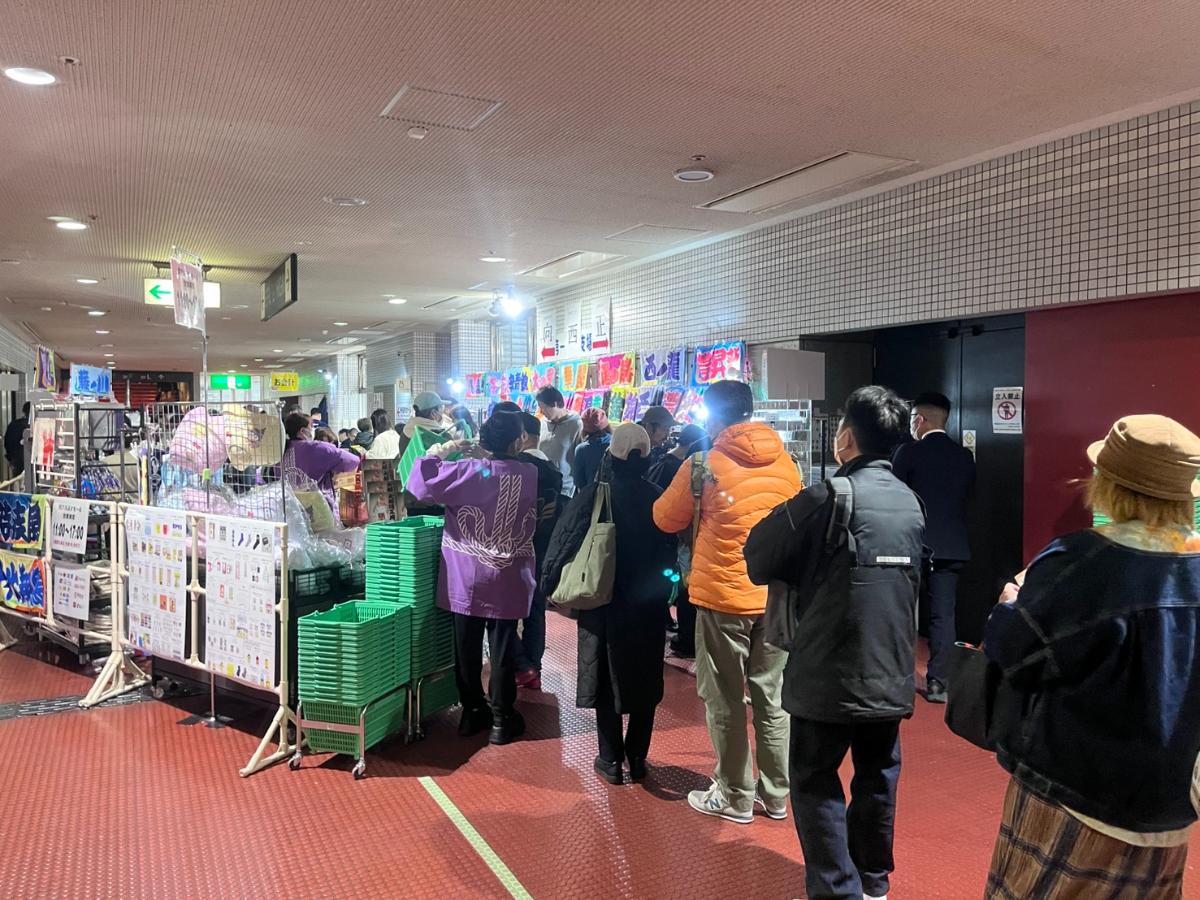 売り場には長い列が