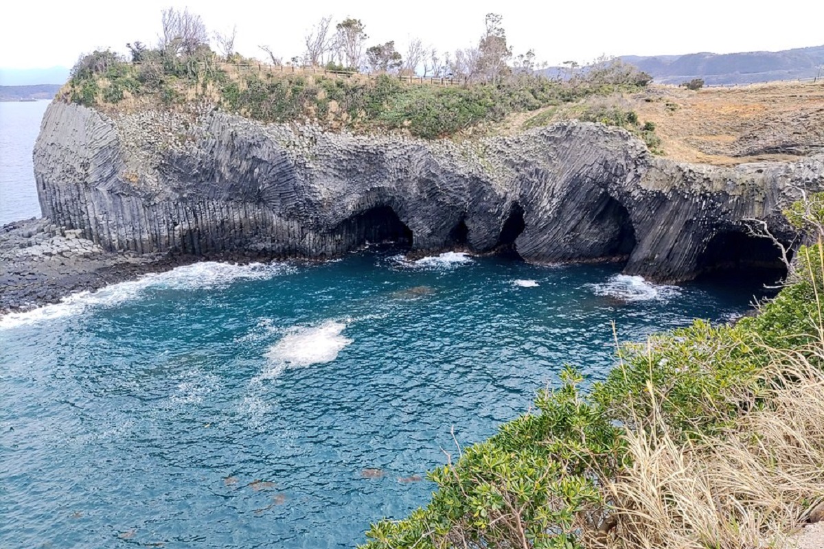 玄武岩が玄界灘の荒波にさらされ浸食されてできた景勝地「七ツ釜」