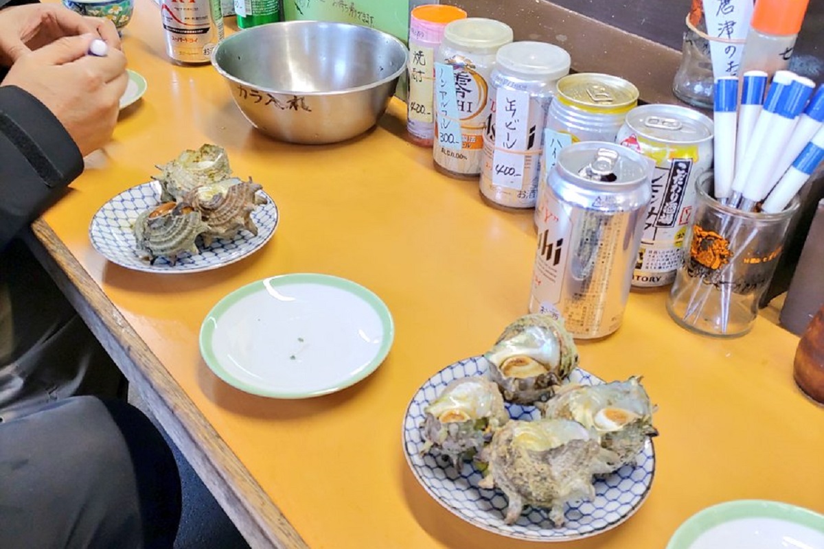 ワンボックスカーに乗って辿り着いた波戸岬のサザエ小屋