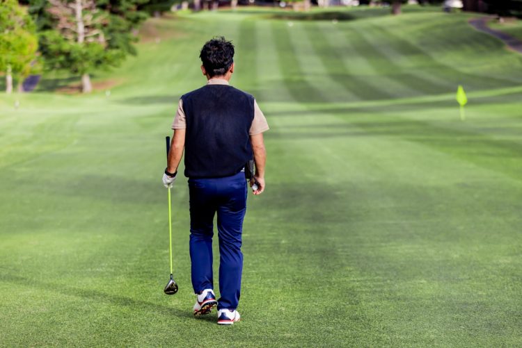 後ろの組がティーショットを打ってきてビックリ（写真：イメージマート）