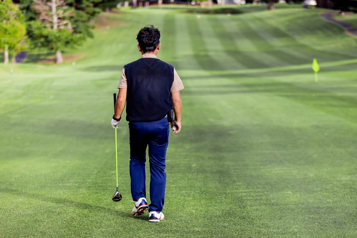 後ろの組がティーショットを打ってきてビックリ(写真:イメージマート)